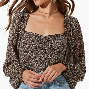 ASTR The Label: NWT long sleeve floral ruched sweetheart neck top